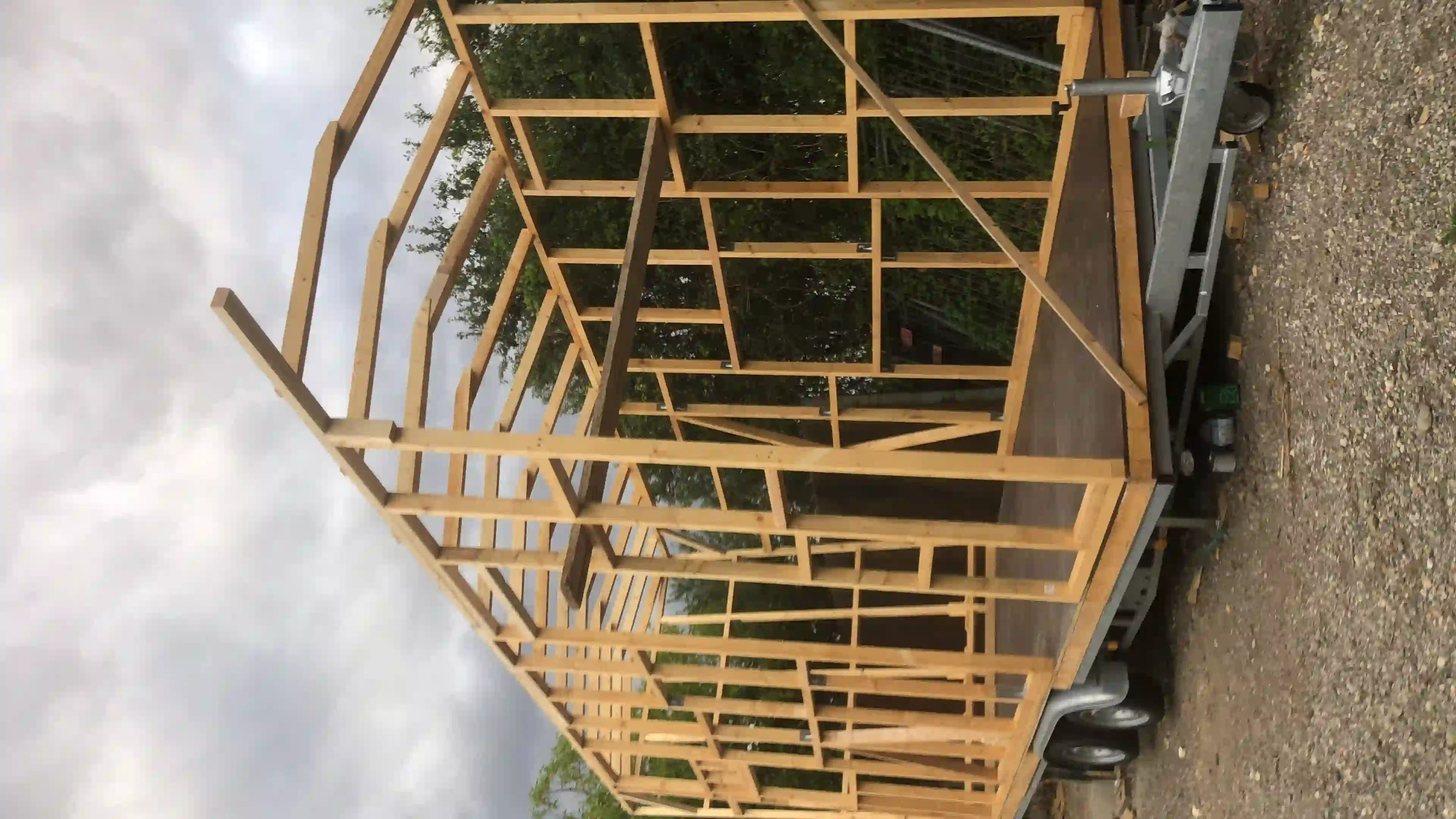 Das offene Holzständerwerk des Tiny Hauses auf dem Anhänger